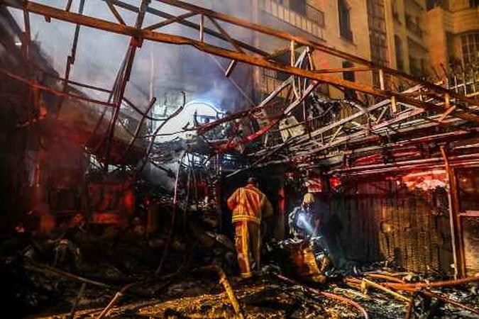 Os socorristas procuram sobreviventes no local de uma explosão no centro de saúde Sina At'har, no norte da capital do Irã, Teerã, no norte de Teerã, em 30 de junho de 2020. (foto: AMIR KHOLOUSI / ISNA / AFP) Os socorristas procuram sobreviventes no local de uma explosão no centro de saúde Sina At'har, no norte da capital do Irã, Teerã, no norte de Teerã, em 30 de junho de 2020. (foto: AMIR KHOLOUSI / ISNA / AFP)
