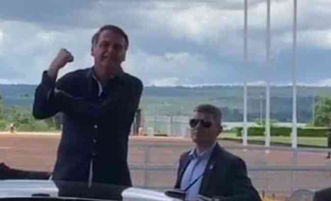 Bolsonaro dá banana a jornalistas(foto: Reprodução/Twitter)