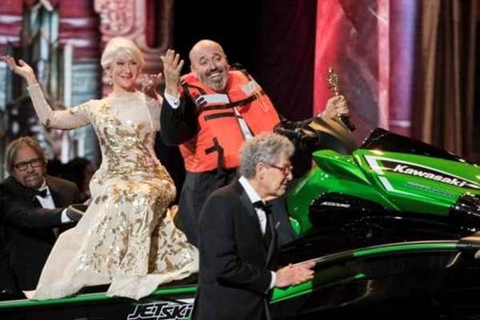 A brincadeira se tornou realidade e Mark Bridges surgiu em cima de um jet ski acompanhado por Helen Mirren(foto: Reprodução/Internet) A brincadeira se tornou realidade e Mark Bridges surgiu em cima de um jet ski acompanhado por Helen Mirren(foto: Reprodução/Internet)