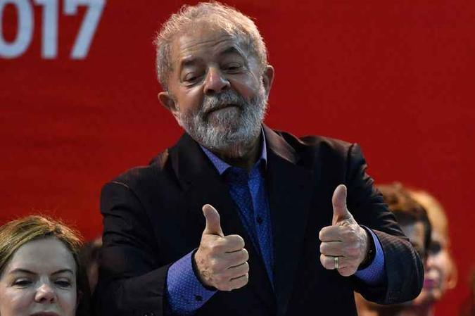 O PT realizou uma transmissão ao vivo pelas redes sociais para compensar a ausência do ex-presidente(foto: Nelson Almeida/AFP) O PT realizou uma transmissão ao vivo pelas redes sociais para compensar a ausência do ex-presidente(foto: Nelson Almeida/AFP)