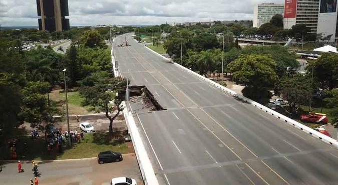 O viaduto desabou em 6 de fevereiro e abriu uma cratera no Eixão Sul(foto: Breno Fortes/CB/D.A Press) O viaduto desabou em 6 de fevereiro e abriu uma cratera no Eixão Sul(foto: Breno Fortes/CB/D.A Press)