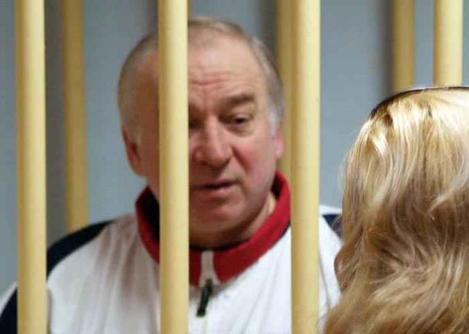 Nesta foto de arquivo tirada em 9 de agosto de 2006, o ex-coronel de inteligência militar russo Sergei Skripal participa de uma audiência no Tribunal Militar do Distrito de Moscou, em Moscou (foto: AFP / Kommersant Photo / Yuri SENATOROV ) Nesta foto de arquivo tirada em 9 de agosto de 2006, o ex-coronel de inteligência militar russo Sergei Skripal participa de uma audiência no Tribunal Militar do Distrito de Moscou, em Moscou (foto: AFP / Kommersant Photo / Yuri SENATOROV )