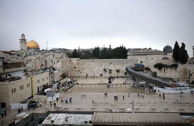 Em Jerusalém, o Muro das Lamentações é visitados por milhares de turistas. As autoridades locais mantêm a segurança reforçada(foto: Ahmad Gharabli - 5/10/15 ) Em Jerusalém, o Muro das Lamentações é visitados por milhares de turistas. As autoridades locais mantêm a segurança reforçada(foto: Ahmad Gharabli - 5/10/15 )