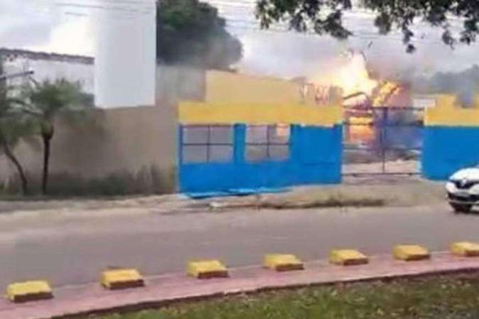 Bombeiros evacuaram áreas próximas ao local(foto: Reprodução/Internet) Bombeiros evacuaram áreas próximas ao local(foto: Reprodução/Internet)