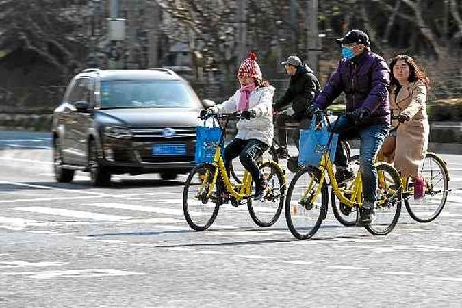 Por dia, 3,5 milhões de pessoas usam as bicicletas em Pequim: solução exportada(foto: Johannes Eisele/AFP 2/2/17) Por dia, 3,5 milhões de pessoas usam as bicicletas em Pequim: solução exportada(foto: Johannes Eisele/AFP 2/2/17)
