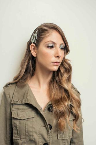 Outro penteado usado no desfile da Denise Valadares. Andreia comenta que as presilhas bombaram pela primeira vez na semanas de moda, e depois invadiram o streetstyle. (foto: Novofotografia/Divulgacao) Outro penteado usado no desfile da Denise Valadares. Andreia comenta que as presilhas bombaram pela primeira vez na semanas de moda, e depois invadiram o streetstyle. (foto: Novofotografia/Divulgacao)