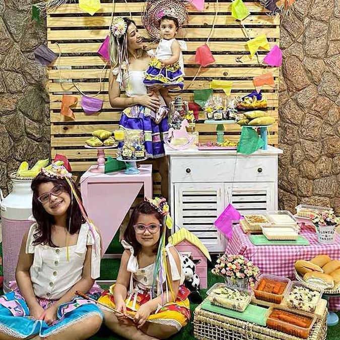 Sem sair de casa, Thamires montou um arraiá caseiro para curtir com as filhas (foto: Arquivo Pessoal ) Sem sair de casa, Thamires montou um arraiá caseiro para curtir com as filhas (foto: Arquivo Pessoal )