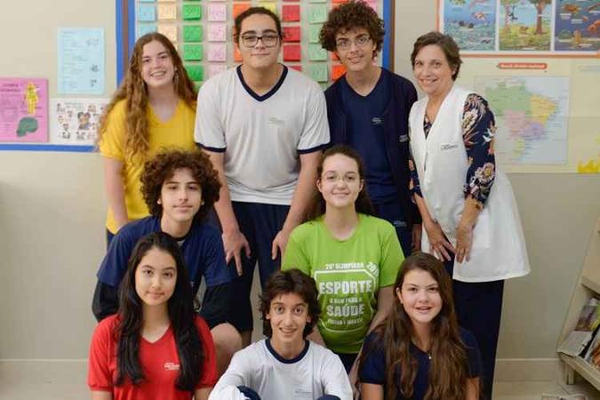 Os estudantes Alyssa Werneck, Felipe Quezado, José Antônio Alcântara, Lidia Paz, Luana Rosa, Rodrigo Rafik, Tauã Valentim e Thais Yuki e a diretora Lúcia Maria de Andrade vão representar o Brasil em olimpíada de matemática no Japão(foto: Clara Lobo/Esp.CB/D.A Press ) Os estudantes Alyssa Werneck, Felipe Quezado, José Antônio Alcântara, Lidia Paz, Luana Rosa, Rodrigo Rafik, Tauã Valentim e Thais Yuki e a diretora Lúcia Maria de Andrade vão representar o Brasil em olimpíada de matemática no Japão(foto: Clara Lobo/Esp.CB/D.A Press )
