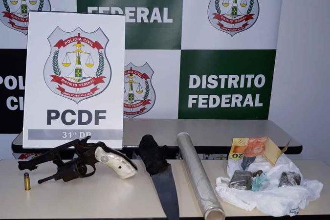 Arma encontrada no Arapoanga estava com número de série raspado(foto: Divulgação PCDF) Arma encontrada no Arapoanga estava com número de série raspado(foto: Divulgação PCDF)
