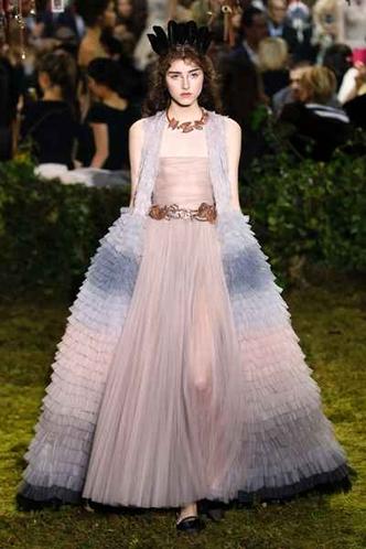 O suntuoso trabalho de babados esvoaçantes da maison Dior, para a semana de alta-costura de Paris, Primavera-verão 2017(foto: FRANCOIS GUILLOT) O suntuoso trabalho de babados esvoaçantes da maison Dior, para a semana de alta-costura de Paris, Primavera-verão 2017(foto: FRANCOIS GUILLOT)