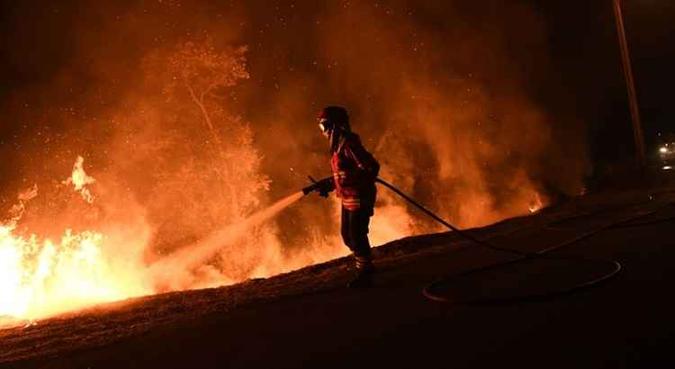 Incêndios florestais deixaram mais de 100 mortos(foto: Francisco Leong/AFP) Incêndios florestais deixaram mais de 100 mortos(foto: Francisco Leong/AFP)