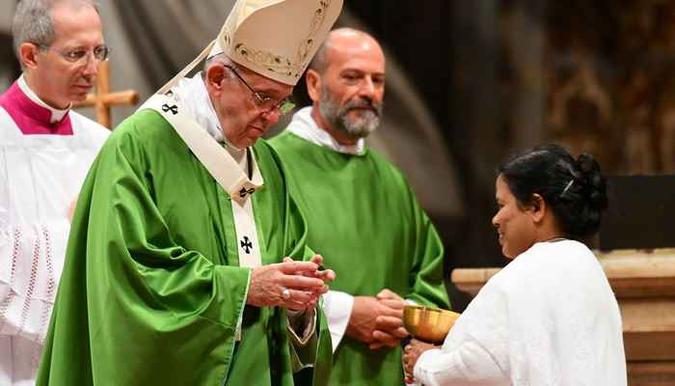 Papa Francisco recebeu detidos para uma missa especial (foto: AFP / VINCENZO PINTO) Papa Francisco recebeu detidos para uma missa especial (foto: AFP / VINCENZO PINTO)