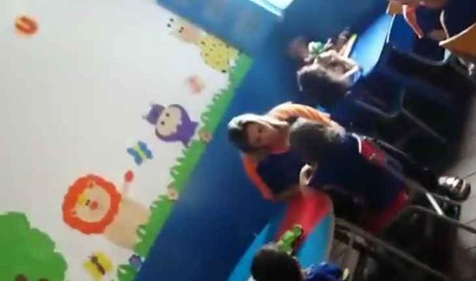O vídeo foi divulgado na último dia 28. Nas cenas é visto que a menina está sentada em uma cadeira junto com outros colegas de sala. Ela chora e a professora senta a frente dela e começa a gritar(foto: Reprodução) O vídeo foi divulgado na último dia 28. Nas cenas é visto que a menina está sentada em uma cadeira junto com outros colegas de sala. Ela chora e a professora senta a frente dela e começa a gritar(foto: Reprodução)