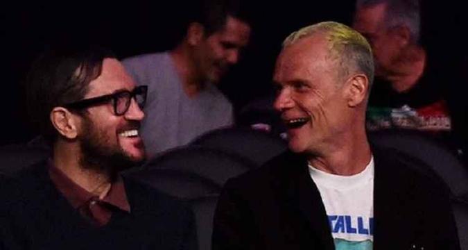 O guitarrista John Frusciante e o baixista Flea foram flagrados assistindo juntos a uma luta de boxe(foto: Juan Ocampo/Staples Center) O guitarrista John Frusciante e o baixista Flea foram flagrados assistindo juntos a uma luta de boxe(foto: Juan Ocampo/Staples Center)