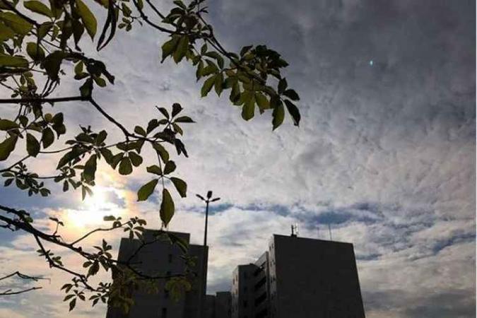 O céu deve permanecer encoberto com pancadas de chuvas e trovoadas isoladas(foto: Ana Rayssa/CB/D.A Press) O céu deve permanecer encoberto com pancadas de chuvas e trovoadas isoladas(foto: Ana Rayssa/CB/D.A Press)