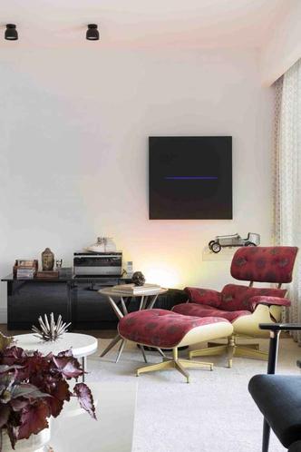 Em um cômodo neutro, com cores frias sobressaindo, a arquiteta Denise Barretto escolhe uma poltrona de design moderno, em veludo vermelho, para transformar o ambiente. Apesar de a escolha ter sido a cadeira elaborada, almofadas ou sofás em veludo também são boas escolhas para dar um charme especial aos espaços da casa.(foto: Julia Ribeiro/Divulgação) Em um cômodo neutro, com cores frias sobressaindo, a arquiteta Denise Barretto escolhe uma poltrona de design moderno, em veludo vermelho, para transformar o ambiente. Apesar de a escolha ter sido a cadeira elaborada, almofadas ou sofás em veludo também são boas escolhas para dar um charme especial aos espaços da casa.(foto: Julia Ribeiro/Divulgação)