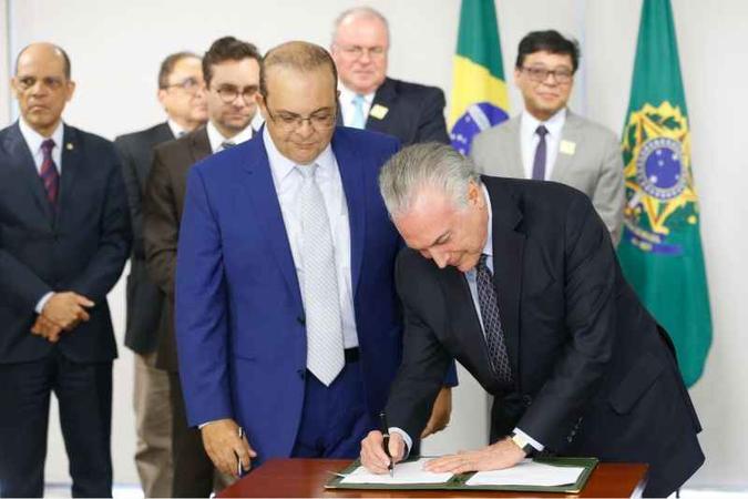 Michel Temer e Ibaneis Rocha assinaram ontem as duas medidas provisórias em cerimônia no Palácio do Planalto: para virar lei, matérias dependem de aprovação no Congresso(foto: Cesar Itibere/PR) Michel Temer e Ibaneis Rocha assinaram ontem as duas medidas provisórias em cerimônia no Palácio do Planalto: para virar lei, matérias dependem de aprovação no Congresso(foto: Cesar Itibere/PR)