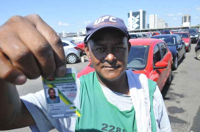Davi Nascimento mostra a carteria de identidade profissional: 28 anos no mesmo ponto(foto: Minervino Junior/CB/D.A Press) Davi Nascimento mostra a carteria de identidade profissional: 28 anos no mesmo ponto(foto: Minervino Junior/CB/D.A Press)