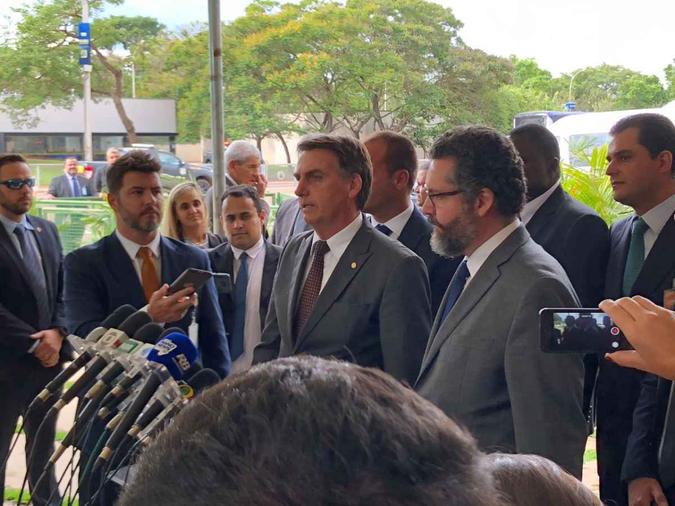 Bolsonaro concedeu entrevista coletiva ao lado do futuro chanceler, Ernesto Araújo(foto: Bernardo Bittar/CB/D.A Press) Bolsonaro concedeu entrevista coletiva ao lado do futuro chanceler, Ernesto Araújo(foto: Bernardo Bittar/CB/D.A Press)