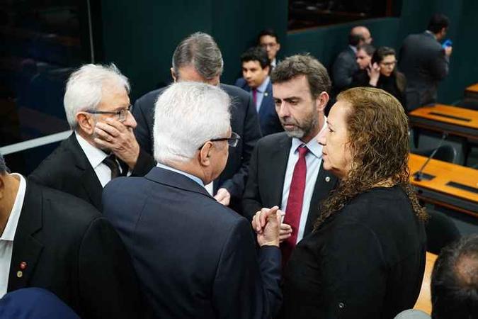 Os partidos de esquerda estavam reunidos por volta das 9h30 debatendo qual postura devem adotar durante a sessão(foto: Pablo Valadares/Câmara dos Deputados ) Os partidos de esquerda estavam reunidos por volta das 9h30 debatendo qual postura devem adotar durante a sessão(foto: Pablo Valadares/Câmara dos Deputados )