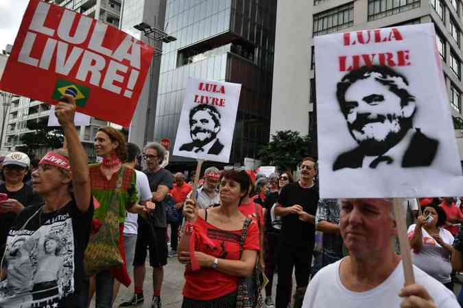 Manifestantes a favor da liberdade do petista no domingo passado(foto: Nelson Almeida/AFP)