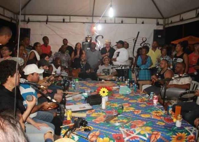 Samba da Comunidade, em Ceilândia: casa cheia em todos os eventos realizados na cidade (foto: Stone Barros /Divulgação ) Samba da Comunidade, em Ceilândia: casa cheia em todos os eventos realizados na cidade (foto: Stone Barros /Divulgação )