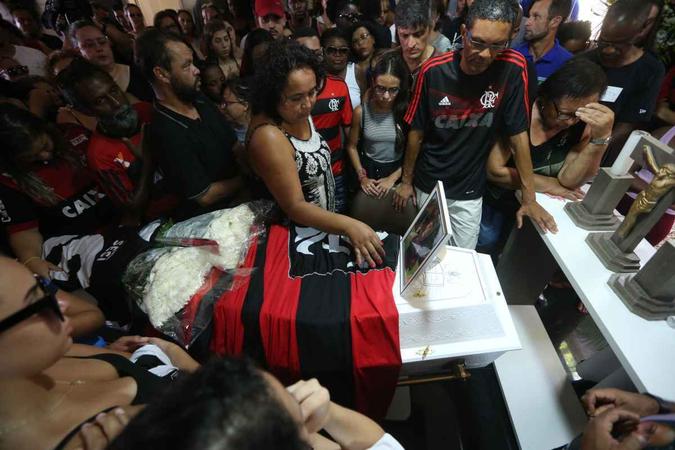Arthur Vinícius, vítima do incêndio, foi enterrado no dia em que faria 15 anos (foto: Fábio Motta/Estadão Conteúdo) Arthur Vinícius, vítima do incêndio, foi enterrado no dia em que faria 15 anos (foto: Fábio Motta/Estadão Conteúdo)