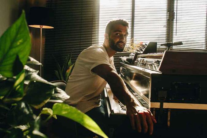 Em novo disco, o músico capixaba mostra influência da sonoridade brasileira(foto: Wilmore Oliveira/Divulgação) Em novo disco, o músico capixaba mostra influência da sonoridade brasileira(foto: Wilmore Oliveira/Divulgação)