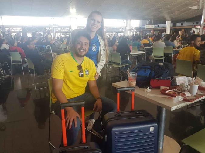 Rumo à lua de mel, o casal Douglas e Michele Simões assistem ao jogo no telão do aeroporto(foto: Isa Stacciarini/CB/DAPress) Rumo à lua de mel, o casal Douglas e Michele Simões assistem ao jogo no telão do aeroporto(foto: Isa Stacciarini/CB/DAPress)