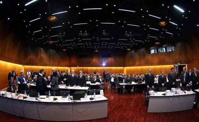 Vista geral do primeiro dia de processo contra a montadora alemã Volkswagen (VW) acusada de trapaça em testes de emissões envolvendo milhões de carros a diesel.(foto: RONNY HARTMANN / AFP) Vista geral do primeiro dia de processo contra a montadora alemã Volkswagen (VW) acusada de trapaça em testes de emissões envolvendo milhões de carros a diesel.(foto: RONNY HARTMANN / AFP)