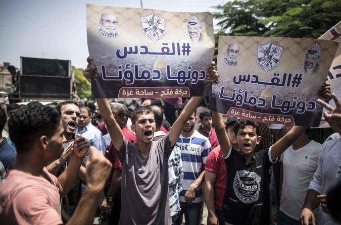 Palestinos protestam contra medidas de segurança israelenses (20/7) (foto: MAHMUD HAMS / AFP) Palestinos protestam contra medidas de segurança israelenses (20/7) (foto: MAHMUD HAMS / AFP)
