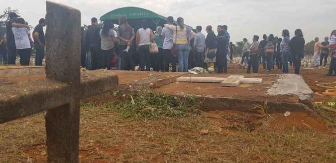 Familiares e amigos no enterro de Adriana Castro Rosa Santos, em Taguatinga, ontem: relatos de agressões e ameaças por parte do ex-marido e assassino, que a impedia de sair e de trabalhar(foto: Alan Rios/Esp. CB/D.A Press) Familiares e amigos no enterro de Adriana Castro Rosa Santos, em Taguatinga, ontem: relatos de agressões e ameaças por parte do ex-marido e assassino, que a impedia de sair e de trabalhar(foto: Alan Rios/Esp. CB/D.A Press)