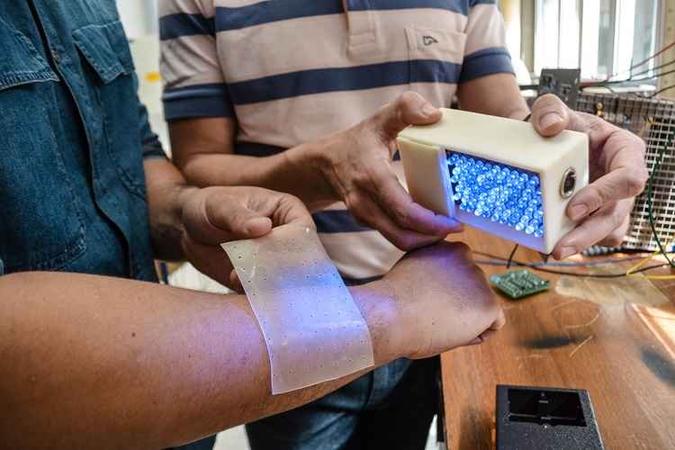 A tecnologia combina uma membrana de látex a um dispositivo que emite luz de LED(foto: Nícolas Braga/Esp. CB/D.A Press) A tecnologia combina uma membrana de látex a um dispositivo que emite luz de LED(foto: Nícolas Braga/Esp. CB/D.A Press)