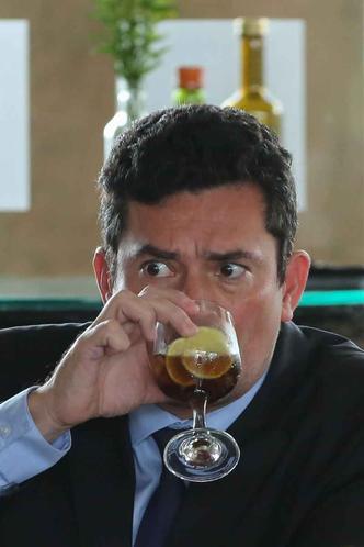 Na apertada agenda, almoçou em um restaurante na área comum do CCBB, ao lado de visitantes do espaço cultural, jornalistas e lentes fotográficas(foto: Sérgio Lima/AFP) Na apertada agenda, almoçou em um restaurante na área comum do CCBB, ao lado de visitantes do espaço cultural, jornalistas e lentes fotográficas(foto: Sérgio Lima/AFP)