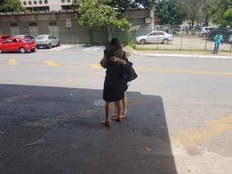 Mulher de Régis chega ao Hospital de Base e é amparada por uma amiga da família(foto: Isa Stacciarini ) Mulher de Régis chega ao Hospital de Base e é amparada por uma amiga da família(foto: Isa Stacciarini )
