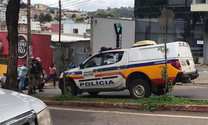 Movimentação de policiais no entorno da agência bancária nesta sexta (foto: DeFato/Divulgação) Movimentação de policiais no entorno da agência bancária nesta sexta (foto: DeFato/Divulgação)
