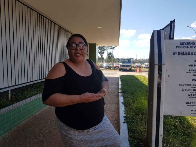 Mulher do zelador do prédio, a dona de casa Antônia Aparecida Eugênia , 51 anos, sobe ao apartamento de forma rotineira para saber notícias do casal(foto: Isa Stacciarini/CB/D.A Press) Mulher do zelador do prédio, a dona de casa Antônia Aparecida Eugênia , 51 anos, sobe ao apartamento de forma rotineira para saber notícias do casal(foto: Isa Stacciarini/CB/D.A Press)