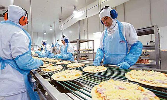 Linha de produção da maior fábrica de pizzas do Brasil, da BRF, em Ponta Grossa, no Paraná, de onde saem cerca de 6 mil pizzas por hora(foto: BRF/Divulgação) Linha de produção da maior fábrica de pizzas do Brasil, da BRF, em Ponta Grossa, no Paraná, de onde saem cerca de 6 mil pizzas por hora(foto: BRF/Divulgação)