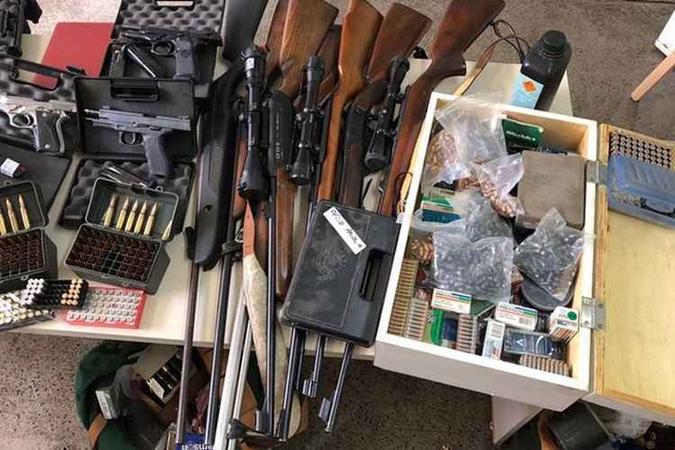 Durante a segunda fase da Operação Paiol foram apreendidas 16 armas e mais de 10 mil munições(foto: PCDF/Divulgação) Durante a segunda fase da Operação Paiol foram apreendidas 16 armas e mais de 10 mil munições(foto: PCDF/Divulgação)