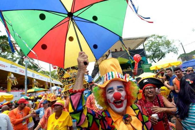 Bloco do Galo da Madrugada em Recife é um dos maiores do mundo e pela primeira vez vai poder ser acompanhado em São Paulo.(foto: AFP / Leo Caldas) Bloco do Galo da Madrugada em Recife é um dos maiores do mundo e pela primeira vez vai poder ser acompanhado em São Paulo.(foto: AFP / Leo Caldas)