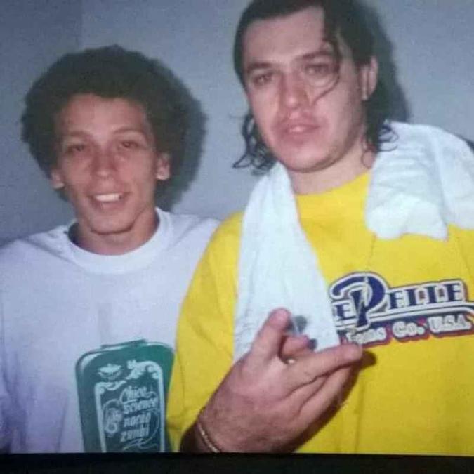 O vocalista da banda, Pedro Roncan, Projeto Minduim ao lado do cantor Chorão em 1999 depois de um show da banda CBJR. O vocalista da banda, Pedro Roncan, Projeto Minduim ao lado do cantor Chorão em 1999 depois de um show da banda CBJR.
