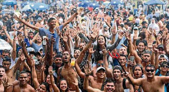 Apesar do temporal, segundo os organizadores, o bloco atraiu 60 mil pessoas, que percorreram o Eixo Monumental ao som da Orquestra Marafreboi (foto: Luis Nova/Esp. CB/D.A Press) Apesar do temporal, segundo os organizadores, o bloco atraiu 60 mil pessoas, que percorreram o Eixo Monumental ao som da Orquestra Marafreboi (foto: Luis Nova/Esp. CB/D.A Press)