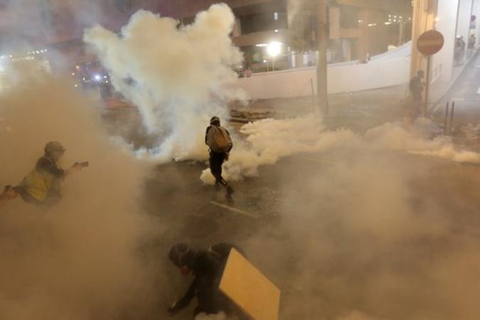 Polícia joga gás lacrimogêneo para dispersar manifestantes (foto: Vivek Prakash/AFP) Polícia joga gás lacrimogêneo para dispersar manifestantes (foto: Vivek Prakash/AFP)