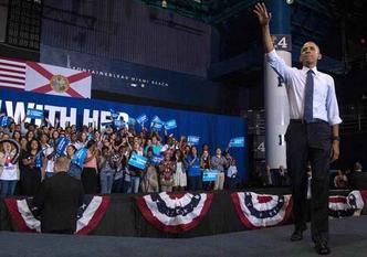 Obama saúda a multidão durante a Convenção Nacional Democrata, na Filadélfia: popularidade em alta(foto: AFP / NICHOLAS KAMM ) Obama saúda a multidão durante a Convenção Nacional Democrata, na Filadélfia: popularidade em alta(foto: AFP / NICHOLAS KAMM )
