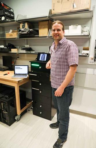 O cientista Winslow Burleson ao lado do protótipo Dress: mais autonomia a pacientes com demência(foto: Sapna Parikh/New York University/Divulgação) O cientista Winslow Burleson ao lado do protótipo Dress: mais autonomia a pacientes com demência(foto: Sapna Parikh/New York University/Divulgação)