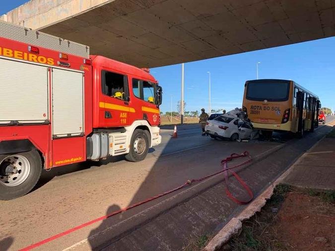 Acidente ocorreu debaixo do viaduto próximo a Santa Maria(foto: Corpo de Bombeiros/ Divulgação) Acidente ocorreu debaixo do viaduto próximo a Santa Maria(foto: Corpo de Bombeiros/ Divulgação)