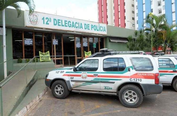 Três criminosos foram levados para a 12ª DP, em Taguatinga Centro. Eles vão responder por roubo de veículo e porte ilegal de arma de fogo(foto: Gustavo Moreno/CB/D.A Press) Três criminosos foram levados para a 12ª DP, em Taguatinga Centro. Eles vão responder por roubo de veículo e porte ilegal de arma de fogo(foto: Gustavo Moreno/CB/D.A Press)