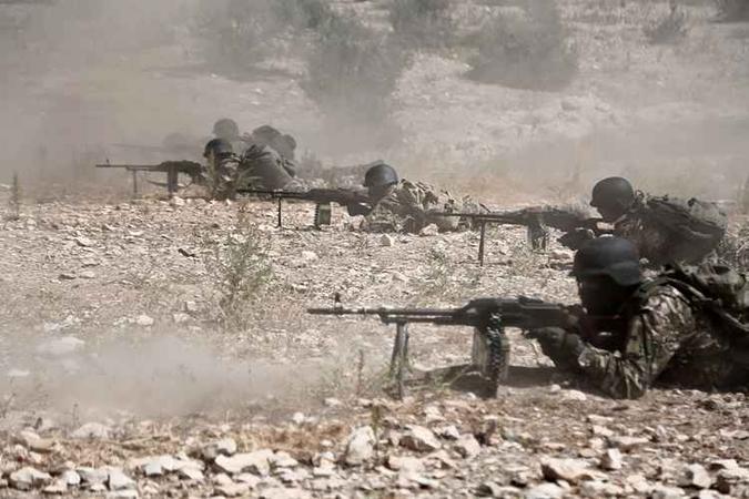 Cerca de 60% da província está dominada pelo Hayat Tahrir al-Sham (HTS, formado por ex-membros da Al-Qaeda), e também há múltiplas milícias rebeldes(foto: Nazeer AL-KHATIB / AFP) Cerca de 60% da província está dominada pelo Hayat Tahrir al-Sham (HTS, formado por ex-membros da Al-Qaeda), e também há múltiplas milícias rebeldes(foto: Nazeer AL-KHATIB / AFP)