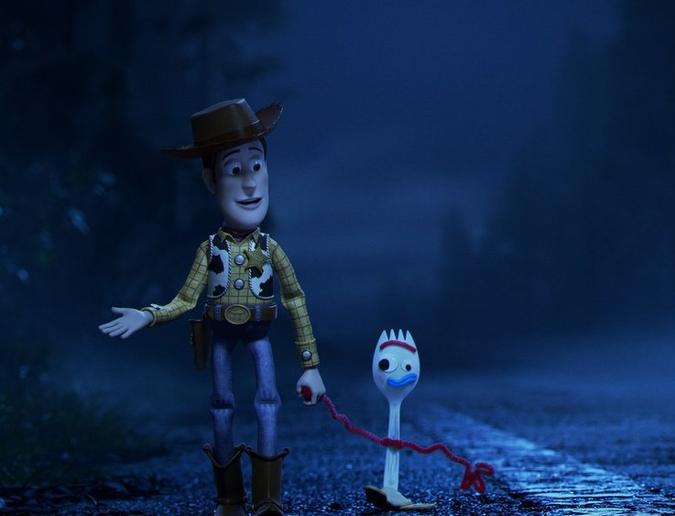 Woody e Forky perdidos na estrada em Toy Story 4(foto: Disney/Pixar) Woody e Forky perdidos na estrada em Toy Story 4(foto: Disney/Pixar)