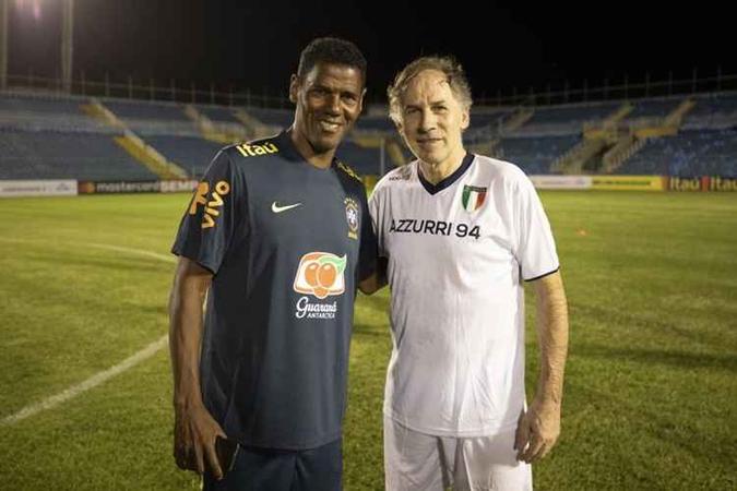 Os zagueiros Aldair e Baresi, durante treino para a partida entre master entre Brasil e Itália, no Estádio Presidente Vargas, em Fortaleza(foto: Lucas Figueiredo/CBF) Os zagueiros Aldair e Baresi, durante treino para a partida entre master entre Brasil e Itália, no Estádio Presidente Vargas, em Fortaleza(foto: Lucas Figueiredo/CBF)